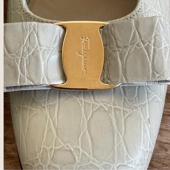 SALVATORE FERRAGAMO Lt Sage Green Crocodile Leather Vara Bow Heels 9B Worn Once! - Picture 2 of 12